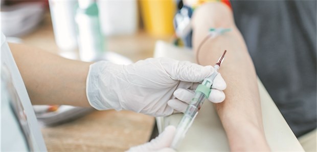 Krebsforschung und Politik unter Druck? Blutkontrolle bei einem Patienten mit chronischer myeloischer Leukämie.