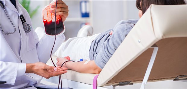 Blutransfusion: Menschen mit NTD-Beta-Thalassämie sind zwar nicht zum Überleben auf Transfusionen angewiesen, gelegentlich können diese aber nötig sein.
