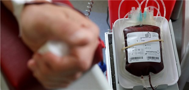 Minister Spahn und BZgA rufen zur Blutspende auf In der Blutspende der Universitätsmedizin wird Blut gespendet. Die Universitätsmedizin wendet sich mit einem Appell mit der Bitte um Blutspenden an die Bevölkerung. Wegen akuter Knappheit von Blutspenden müssen jeden Tag Operationen zurückgestellt werden, die Corona-Krise hat die für einen Sommer normale Blutknappheit maximal verschärft.