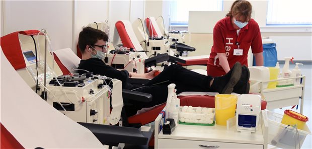 Das Blut wird knapp Blutspenden in Corona-Zeiten erhöht nicht das Risiko für eine SARS-CoV-2-Infektion, sagen Experten. Die ohnehin strengen Spende- und Hygieneregeln wurden nochmals angepasst.