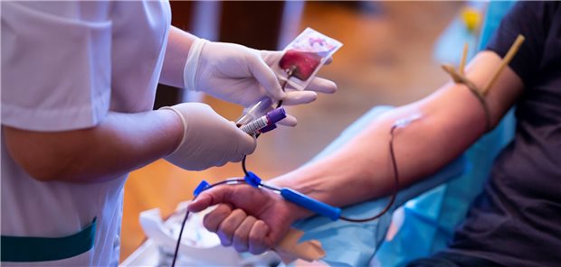 Blutprodukte sind weiterhin knapp Blutspender müssen keine Sorge haben, sich bei der Spende mit SARS-CoV-2 zu infizieren. Die bereits hohen Hygienevorschriften sind nochmals verschärft worden.