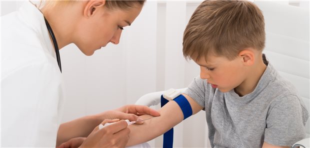 Bluttest bei einem Kind: In der Vroni-Studie werden Kinder mit stark erhöhten LDL-Werten auf Familiäre Hypercholesterinämie getestet. (Symbolbild mit Fotomodell)