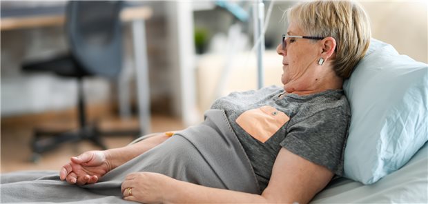 Bluttransfusion: Menschen mit Niedrigrisiko-MDS müssen regelmäßig gegen die schweren Anämien behandelt werden (Symbolbild mit Fotomodell).