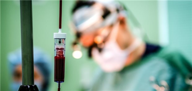 Bluttransfusion im OP.