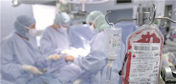 Herzoperationen laufen auch mit weniger Bluttransfusionen glatt Bluttransfusion während einer Operation: Bei Eingriffen am Herzen geht es offenbar auch auf restriktive Weise.
