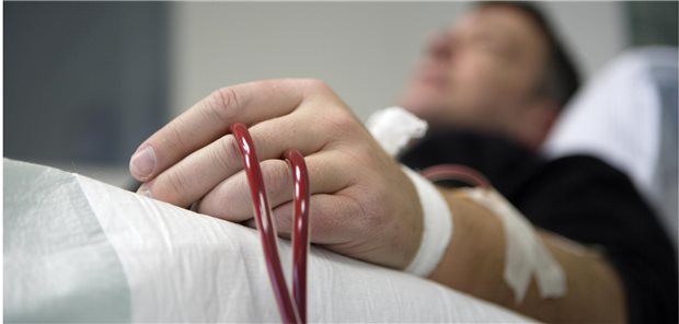 Medizinischer Dienst findet keinen Nutzenbeleg für Blutwäsche bei Long-COVID Patient liegt im Bett und bekommt eine Apharese