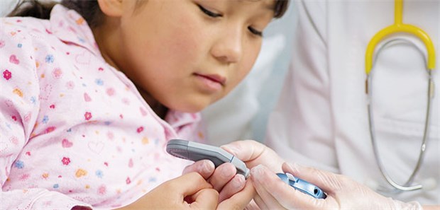 Immer weniger Unterzuckerungen Blutzucker-Check bei einer jungen Diabetes-Patientin.