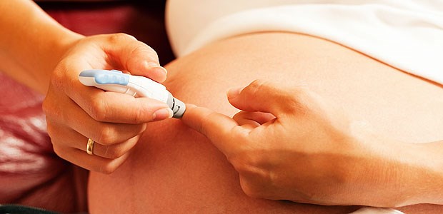 Pusten mit Babybauch Blutzucker erhöht? Bei 3,7 Prozent aller Schwangeren wurde 2010 Gestationsdiabetes diagnostiziert.