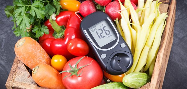 Blutzucker im Lot dank Ernährung mit viel Gemüse: Eine gute Stoffwechseleinstellung beugt Neuropathie und mikrovaskulären Schäden vor. Beide Faktoren begünstigen diabetische Fußulzera.
