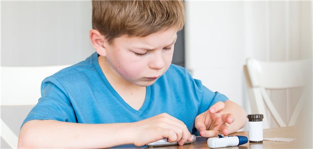 Gesundheitsfachkräfte sollen diabeteskranke Kinder in Schulen unterstützen Blutzucker messen – in der Schule auch noch während der Unterrichtszeit: Das überfordert viele Kinder, sagt die Deutsche Diabetes Gesellschaft und plädiert für den Einsatz von Gesundheitsfachkräften in Schulen.