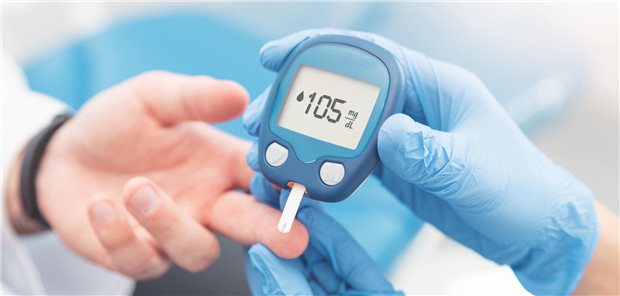 Blutzucker wird gemessen.