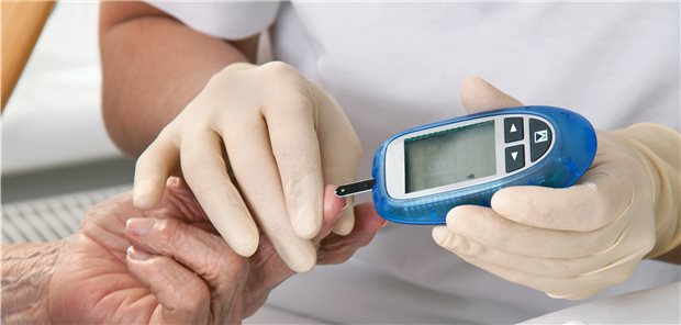 So gelingt das Management von Diabetikern mit COVID-19 Blutzuckerkontrolle: Die antidiabetische Therapie ist bei COVID-19 individuell anzupassen.