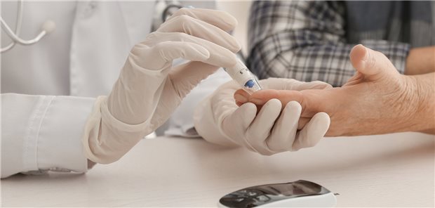 Blutzuckerkontrolle: Wegen der Heterogenität des Gesundheitszustands alter Menschen sind individuelle Therapieziele zu vereinbaren.