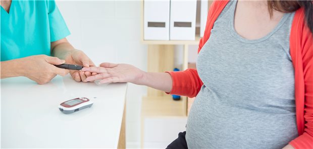 Blutzuckerkontrolle in der Schwangerschaft: Bei Schwangeren mit Migräne wurde in einer Studie häufiger ein Schwangerschaftsdiabetes festgestellt als bei Schwangeren ohne Migräne.