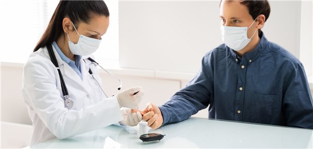 Blutzuckerkontrolle unter Pandemiebedingungen: Menschen mit Diabetes haben generell ein erhöhtes Risiko für einen schweren COVID-Verlauf.