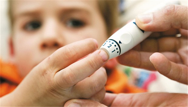 Betreuungs-Team und Freiwillige unterstützen Kinder mit Diabetes Blutzuckermessen: Die Behandlung eines Kindes mit Typ-1-Diabetes sollte seinem Lebensrhythmus und dem Rhythmus der Familie angepasst werden und nicht umgekehrt.