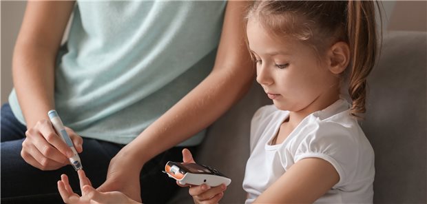 „Familien sind nicht für Diabetes verantwortlich!“ Kind bei der Blutzuckermessung