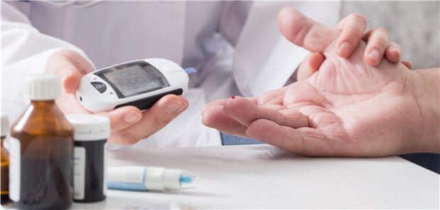 Blutzuckermessen am Krankenbett: Diabetiker haben ein höheres Risiko für schwere Corona-Verläufe.