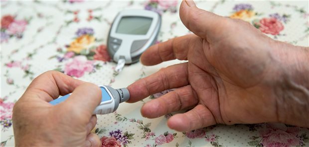 Blutzuckermessen im Alter: Funktionelle und kognitive Einschränkungen bei Senioren begrenzen oft die Möglichkeiten der Therapie.
