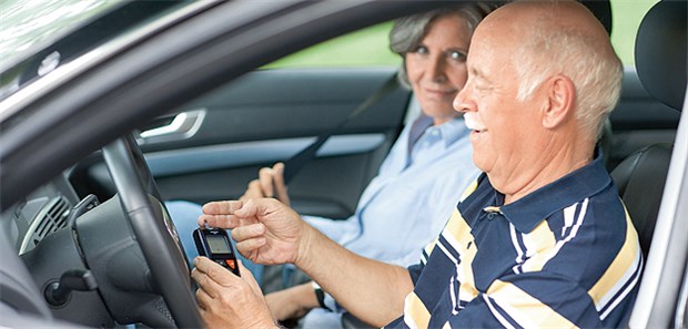 So fahren Diabetiker sicherer Auto Blutzuckermessen vor Fahrtantritt: Drohende Hypoglykämien können so leicht erkannt und es kann dagegen vorgegangen werden.