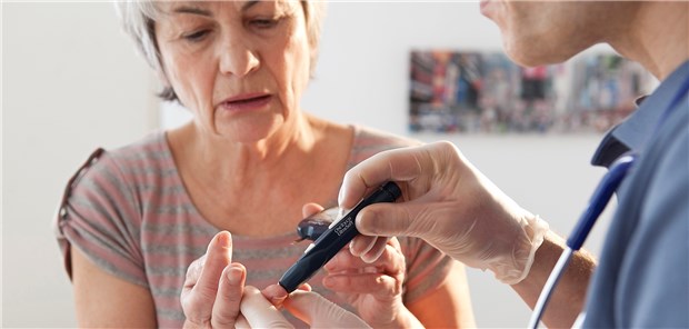 Blutzuckermessen wird geübt: Ist eine ausreichende Glukosekontrolle anderweitig nicht zu erreichen, sollte eine Basalinsulintherapie nicht verzögert eingeleitet werden.