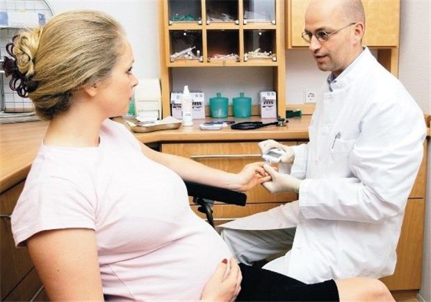 Die richtige Ernährung hält Gestationsdiabetes in Schach Blutzuckermessung. Ist der Stoffwechsel der Patientin gut eingestellt?