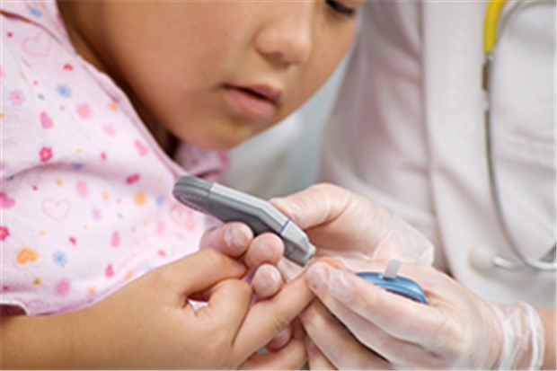 Nachbetreuung hilft Kindern mit Diabetes Blutzuckermessung: Kinder haben nach der Diagnose Typ-1-Diabetes einen neuen Lebensrhythmus. Doch die ambulante Nachbetreuung ist oft schwierig.