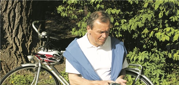 Das Risiko sinkt, aber die Prävalenz steigt Blutzuckermessung auf der Radtour: Regelmäßiger Sport verringert den Taillenumfang und damit das Diabetesrisiko.
