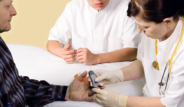 Diabetes bleibt in Kliniken oft unerkannt Blutzuckermessung in der Klinik: Nur wenige Krankenhäuser in Deutschland haben eine diabetologische Expertise.