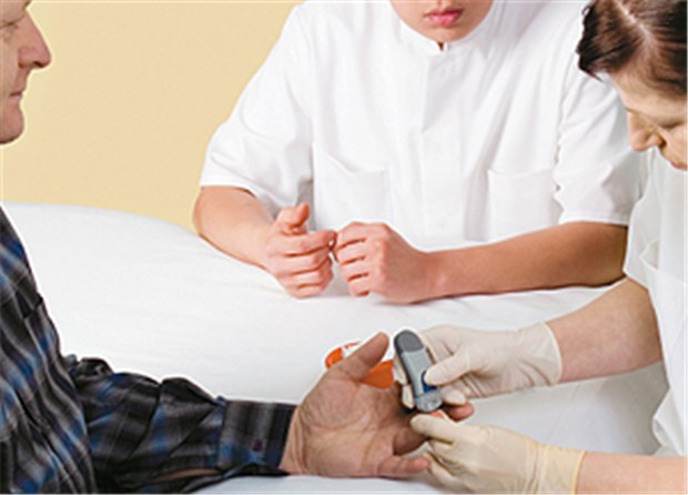 "Viele Kliniken sind nur schlecht auf Diabetiker eingestellt" Blutzuckermessung in der Klinik: Nur wenige Krankenhäuser in Deutschland haben eine diabetologische Expertise.