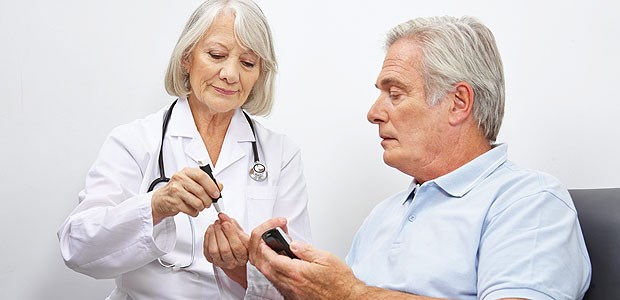 Höhere Gefahr für Hyperglykämien bei früher Diagnose Blutzuckertest bei einem Senioren: Erkrankung vor dem 65. Lebensjahr ist oft mit einer besonders schlechten Stoffwechseleinstellung assoziiert.