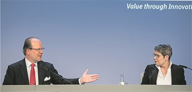 2016 lief es besser als erwartet Boehringer-Chef Hubertus von Baumbach und Finanzchefin Simone Menne.