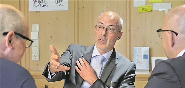 Boehringer Ingelheim-Landeschef Stefan Rinn im Gespräch mit Christoph Winnat (li.) und Wolfgang van den Bergh.