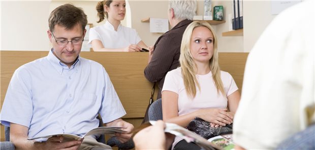 Debatte um Karenztag: FDP will Krankenstand mittels Boni senken Blick in das Wartezimmer einer Arztpraxis.