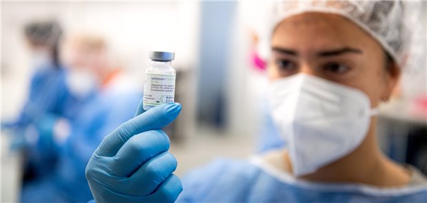 Booster Impfstoff von Moderna: Zu der BA.1-adaptierten Vakzine (mRNA-1273.214) kommt jetzt die BA.4/5-adaptierte Vakzine hinzu (mRNA-1273.222).
