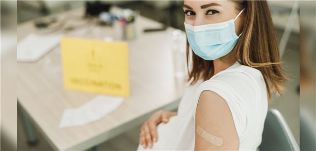 Booster-Impfung auch für Schwangere: Vor dem Hintergrund der aktuell rasch steigenden Infektionszahlen sehen die Fachgesellschaften keinen Grund, Schwangere und Stillende auszuschließen.