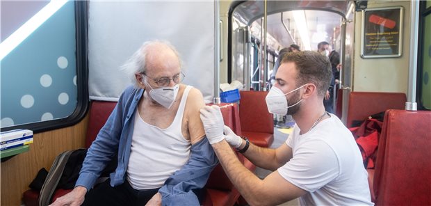 Spahn und Ärzteschaft nun einig beim Corona-Boostern Booster-Impfung in einer Frankfurter Straßenbahn. Zuerst sind über 70-Jährige, Menschen mit schwachem Immunsystem und medizinisches Personal beim Auffrischen dran. Grundsätzlich soll aber jeder Impfwillige die dritte Spritze bekommen können.