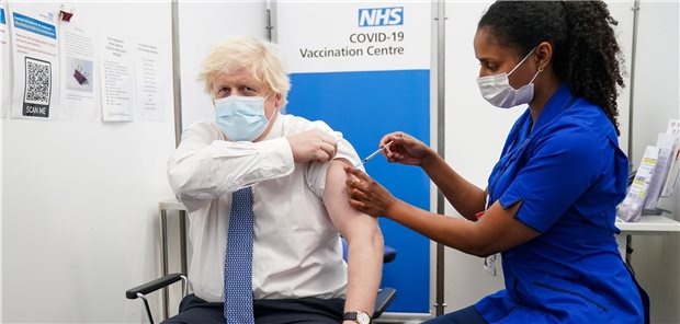 Johnson: „Corona-Impfzentren werden wie Weihnachtsbäume aus dem Nichts erscheinen“ Boris Johnson bei seiner Auffrischungsimpfung gegen SARS-CoV-2 am Donnerstag. Die Regierung beschleunigt das Auffrischungsprogramm, um die Verbreitung der neuen Coronavirus-Variante Omikron einzudämmen.
