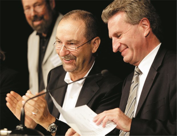 Schnelle Hilfe für Ärzte im Südwesten ist nicht in Sicht Bot Ärzten den Dialog an: Ministerpräsident Günther Oettinger (rechts) erhielt Beifall von Medi-Chef Dr. Werner Baumgärtner.