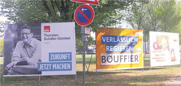 Schwarz-Grün wackelt in Hessen Bouffier oder Schäfer-Gümbel? Beide wollen der nächsten Regierung in Hessen vorstehen. Eine wichtige Rolle als Mehrheitsbeschaffer könnte der FDP mit ihrem Spitzenkandidaten René Rock (Plakat rechts) zukommen.