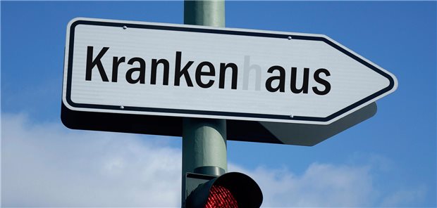 Schild mit der Aufschrift "Krankenhaus", bei dem das "H" ausgegraut ist.