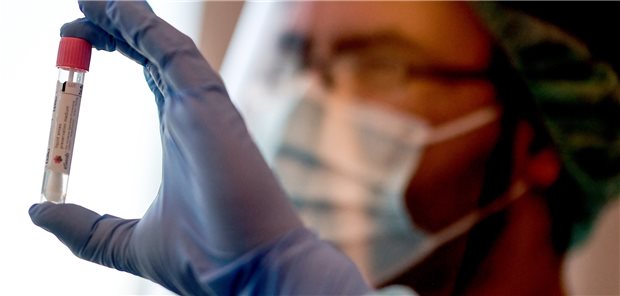 Brandenburg will niedergelassene Ärzte für SARS-CoV-2-Tests mobilisieren. Im Bild ein Arzt in der Corona-Teststelle am Flughafen Schönefeld, der einen Abstrich für einen Coronavirus-Test hält. (Archivbild)