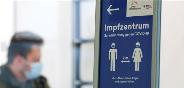 Brandenburger Impfzentrum im Terminal des BER-Flughafens. Wenn es nach Hausärzten im Land geht, wäre es sinnvoller, schon jetzt in den Praxen statt in Zentren zu impfen.
