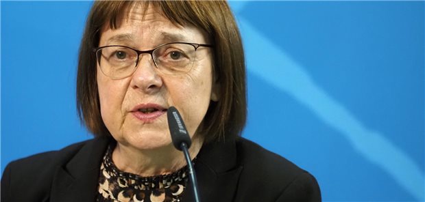 Brandenburg lädt per Brief zur Booster-Impfung Brandenburgs Gesundheitsministerin Nonnemacher erinnert Senioren an den COVID-Booster.