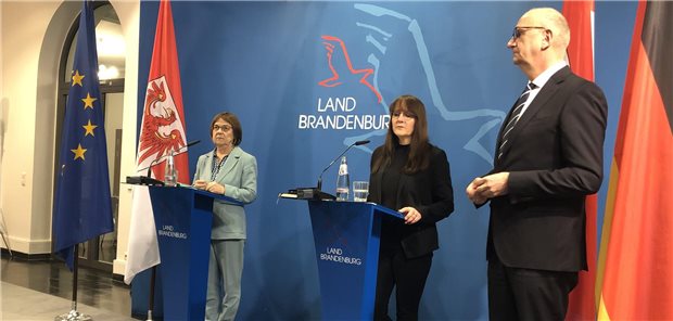 Brandenburg startet Kreditprogramm für Krankenhäuser Brandenburgs Gesundheitsministerin Ursula Nonnemacher (Grüne), Finanzministerin Katrin Lange und Ministerpräsident Dietmar Woidke (beide SPD, v.l.) beim Krankenhausgipfel der Landesregierung.