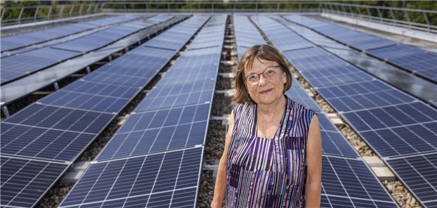 Brandenburgs Gesundheitsministerin Ursula Nonnemacher auf dem mit Solarpanels bestückten Dach der Havelland Kliniken im Juli 2024.