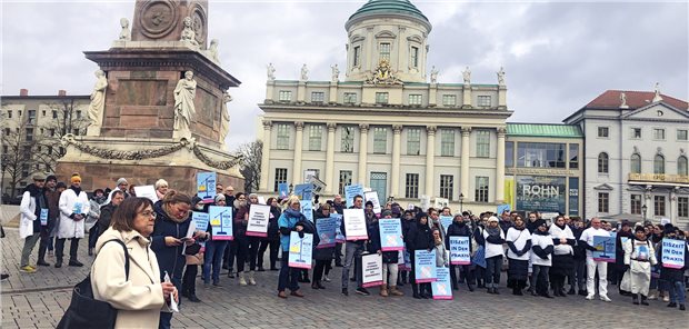 Ärztedemo vor dem Brandenburger Landtag: Warnung vor „Eiszeit in den Praxen“ Brandenburgs Gesundheitsministerin Ursula Nonnemacher bei der Demo.