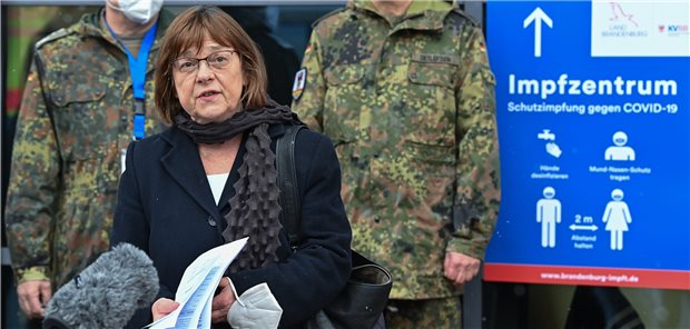 In Brandenburg impft künftig das Innenministerium Brandenburgs Gesundheitsministerin Ursula Nonnemacher hat wegen des holprigen Starts der Corona-Impfungen die Verantwortung dafür verloren.