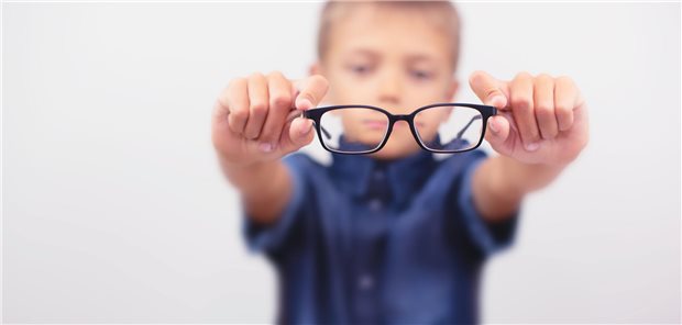 Brauche ich eine Brille oder nicht? Die KI erkannte eine Kurzsichtigkeit mit einer Sensitivität von 0,84 und einer Spezifität von 0,76 (Symbolbild mit Fotomodell).