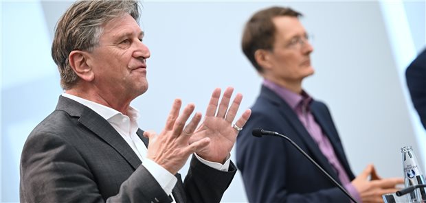 Bund und Länder brauchen mehr Zeit für die Klinikreform Brauchen noch mehr Zeit für Verhandlungen: Baden-Württemberg Gesundheitsminister Manfred Lucha (li.) und Bundesgesundheitsminister Karl Lauterbach am Donnerstag in Berlin.
